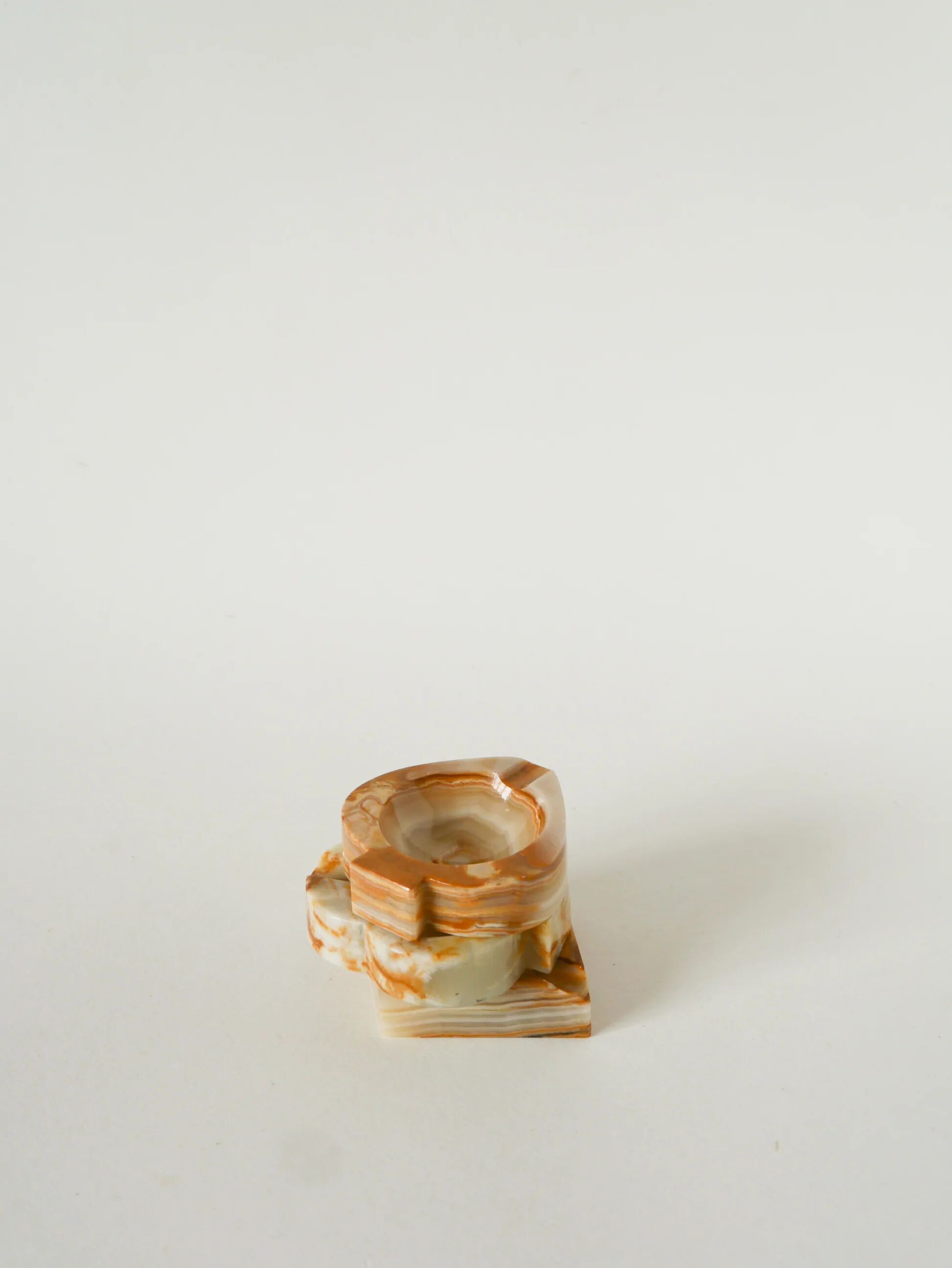 Vide-poche en albâtre, forme pique, beige et marron, 1970