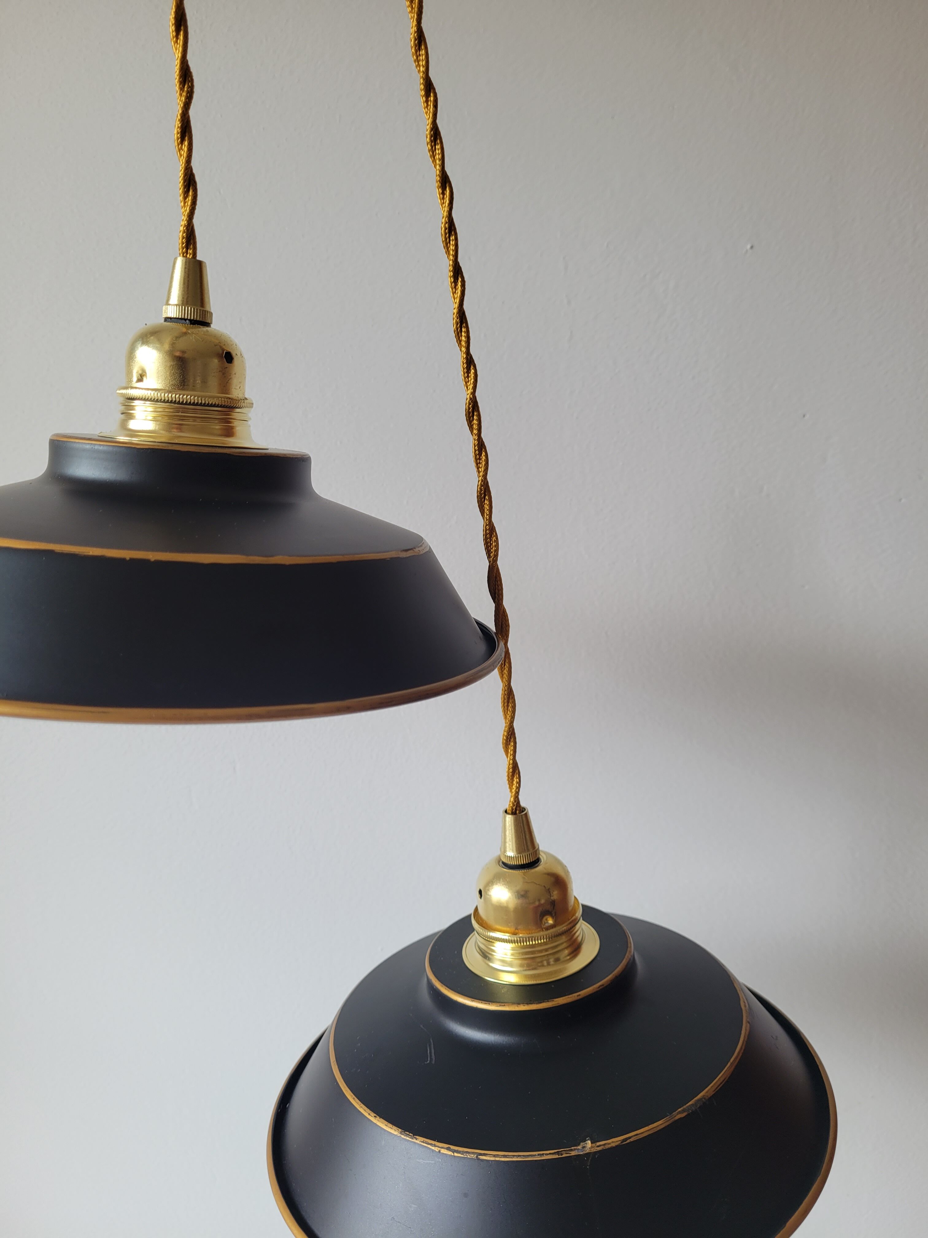 Duo of suspensions in enamelled sheet metal