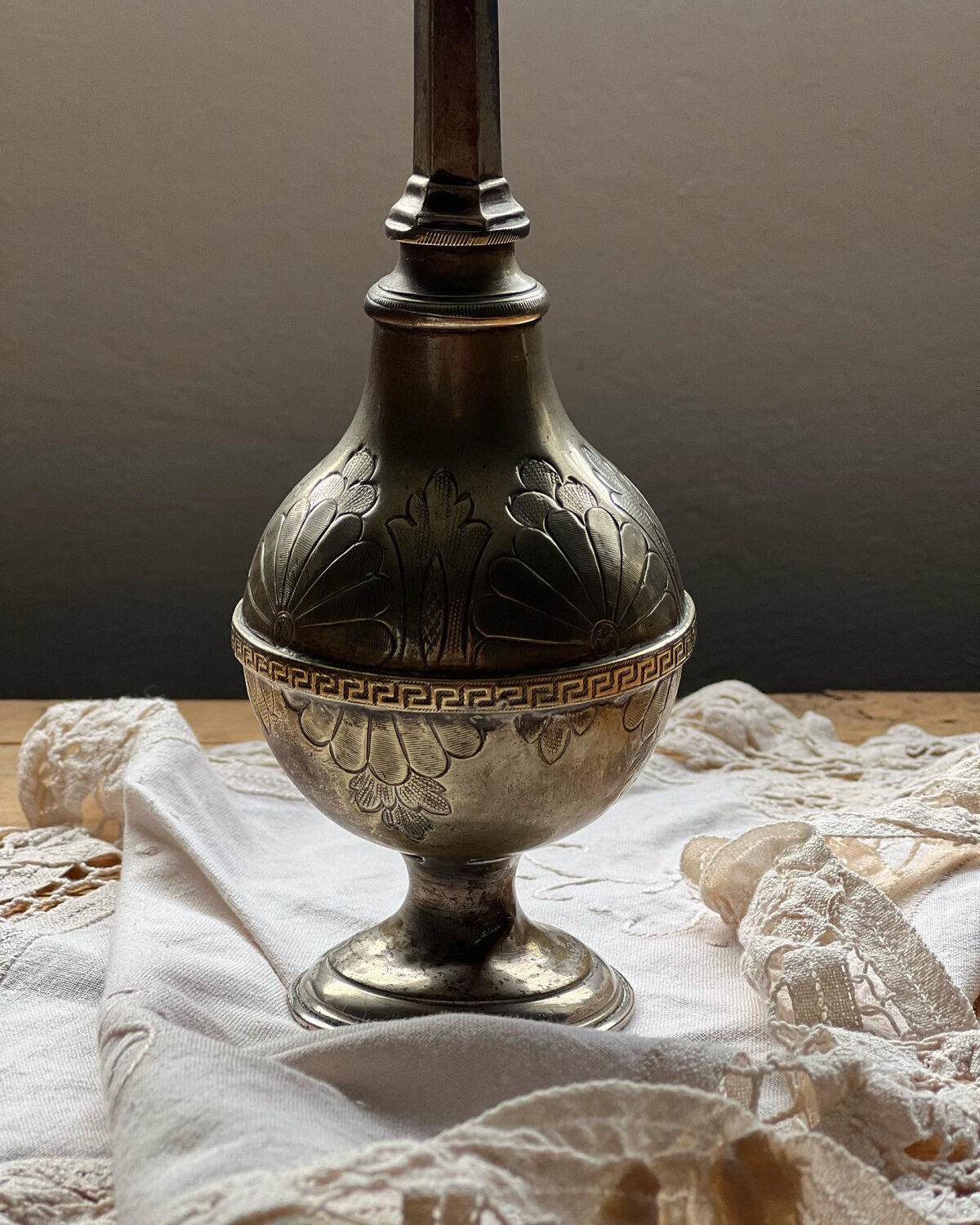 Oriental sprinkler in silver metal and brass