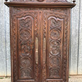 Armoire bretonne ancienne en chêne sculpté