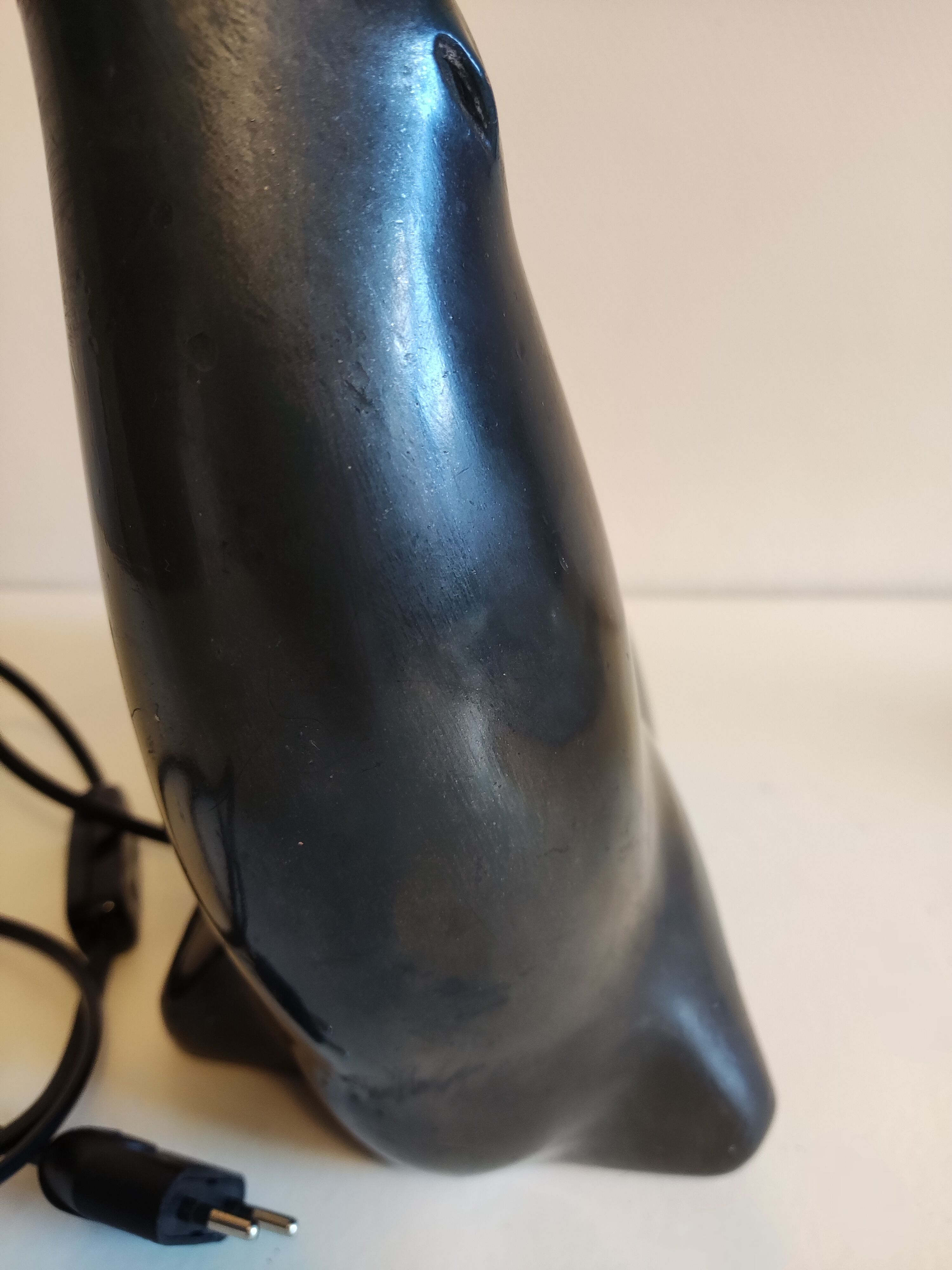 Lampe otarie noire irisée bleue en terre cuite