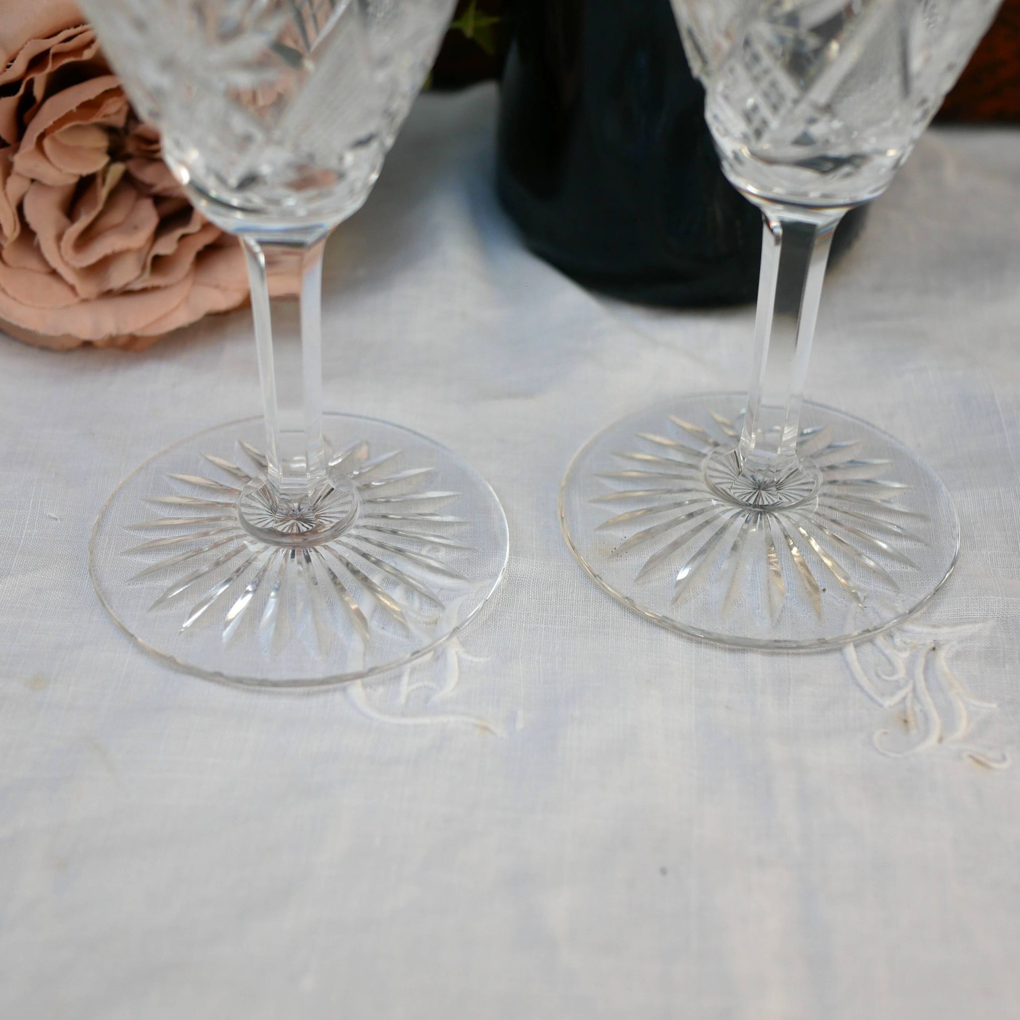 Deux élégants verres à vin en cristal