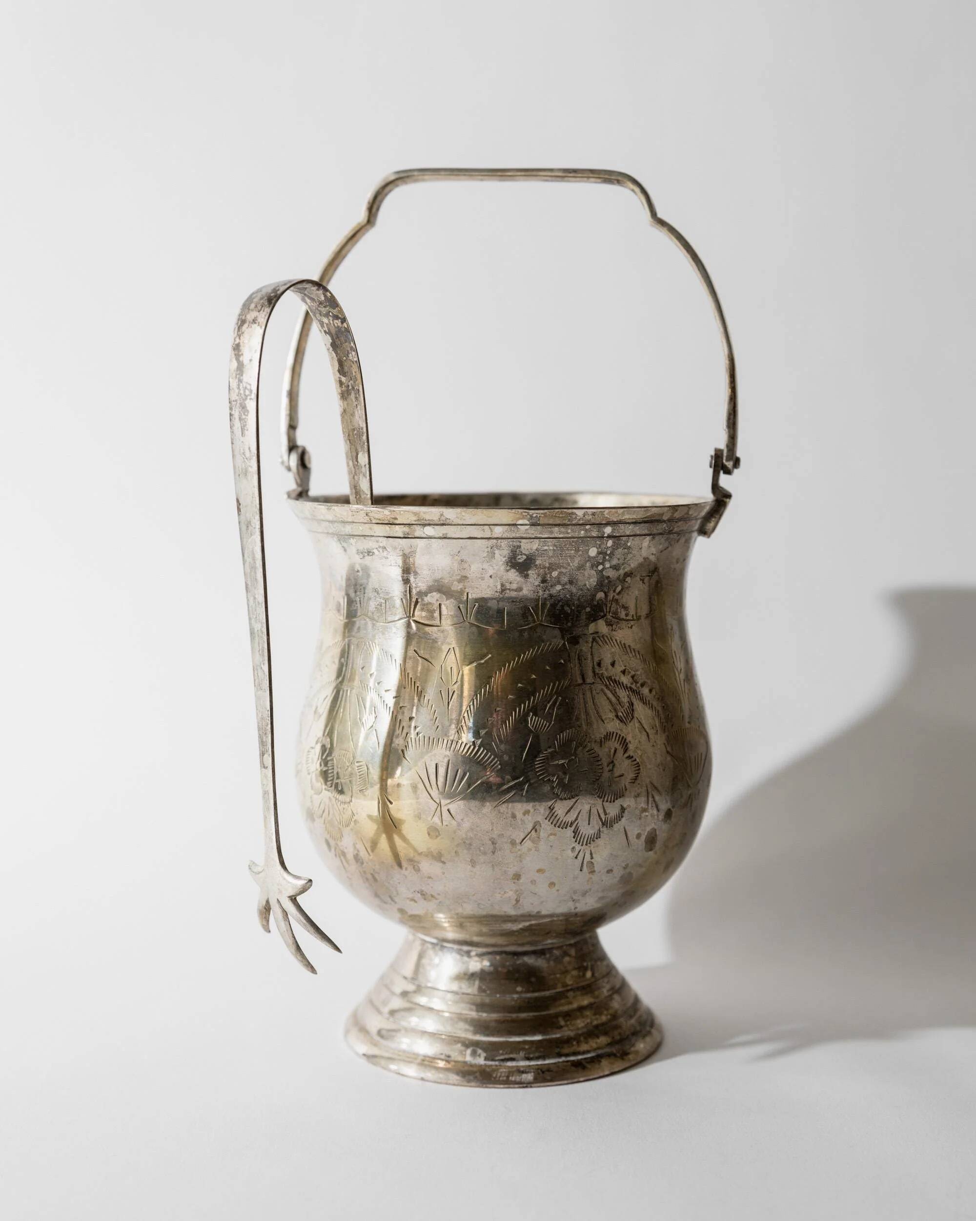 Seau à glace vintage des années 1930 en laiton argenté, motif décoratif, avec pince en forme de griffe