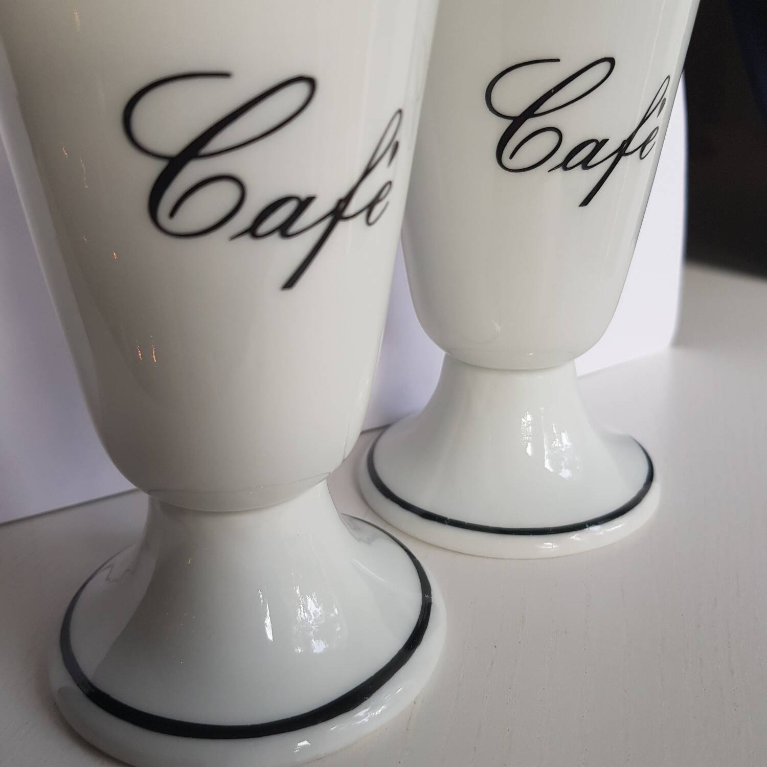 Service de 2 tasses à café sur pied en porcelaine de Limoges mazagrans, atelier du tabalou