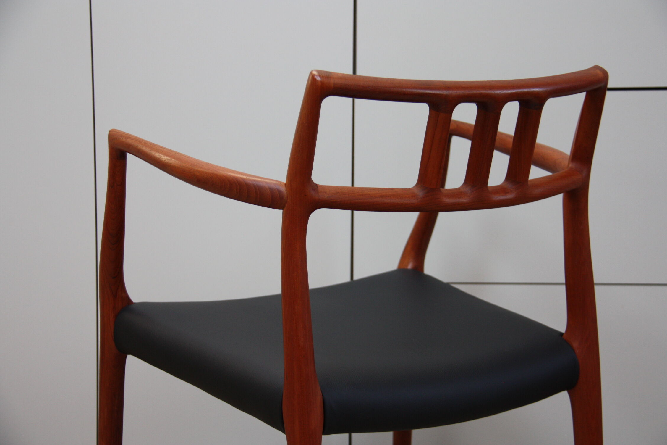 Vintage armchair in teak and black leather - Model 64 - Möller - Denmark '60's