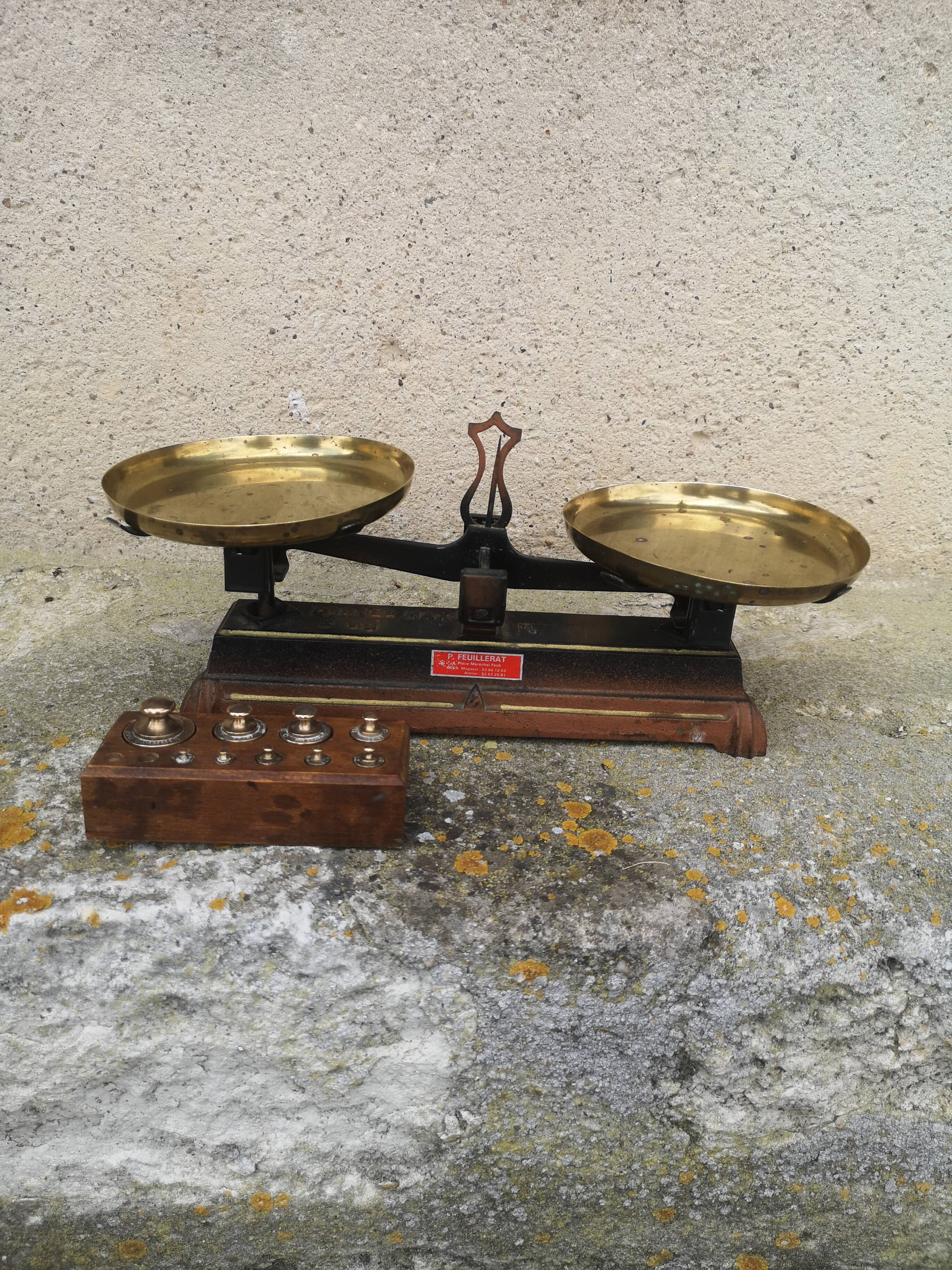 Roberval balance with weight