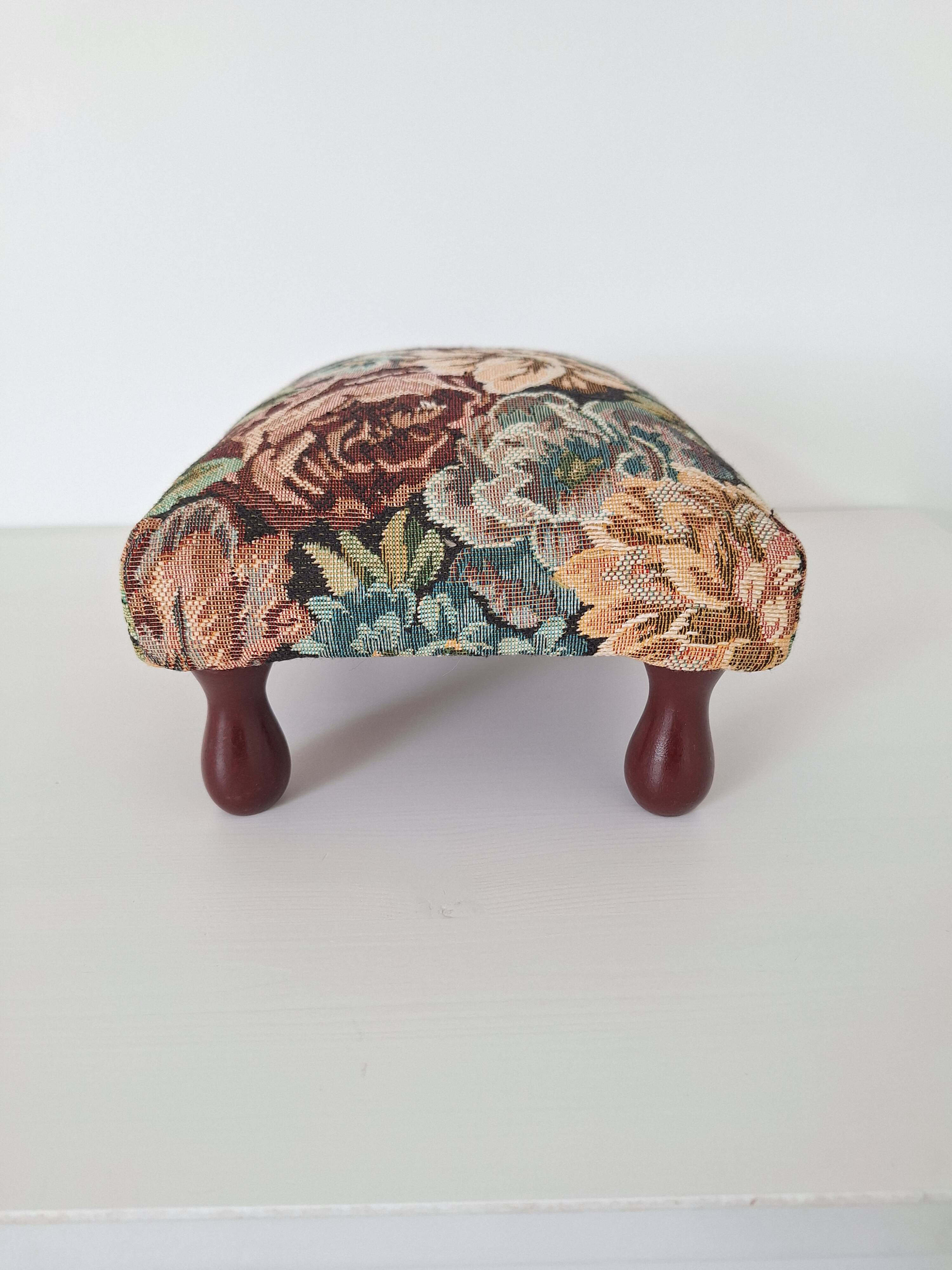 Repose-pieds en tapisserie florale