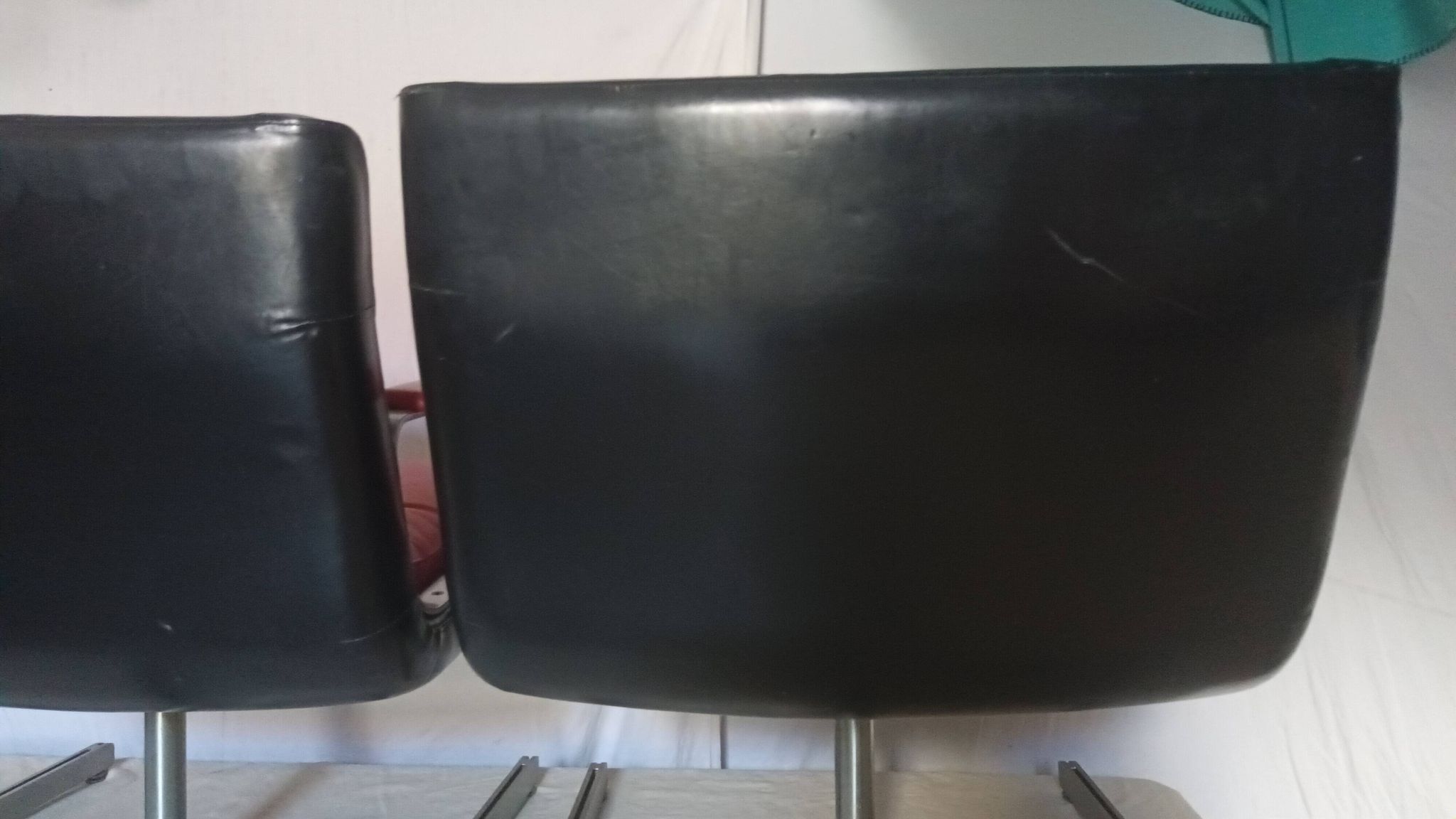 Paire de fauteuil en cuir de Raphael Raffel des années 70