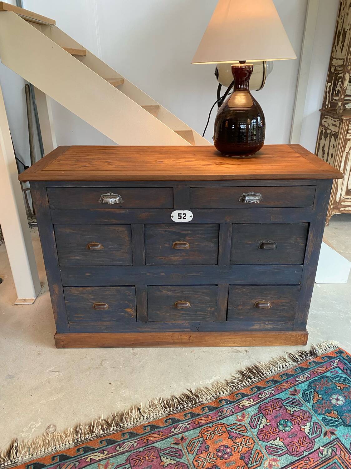 Meuble de métier grands tiroirs. Atelier de menuiserie, quincaillerie