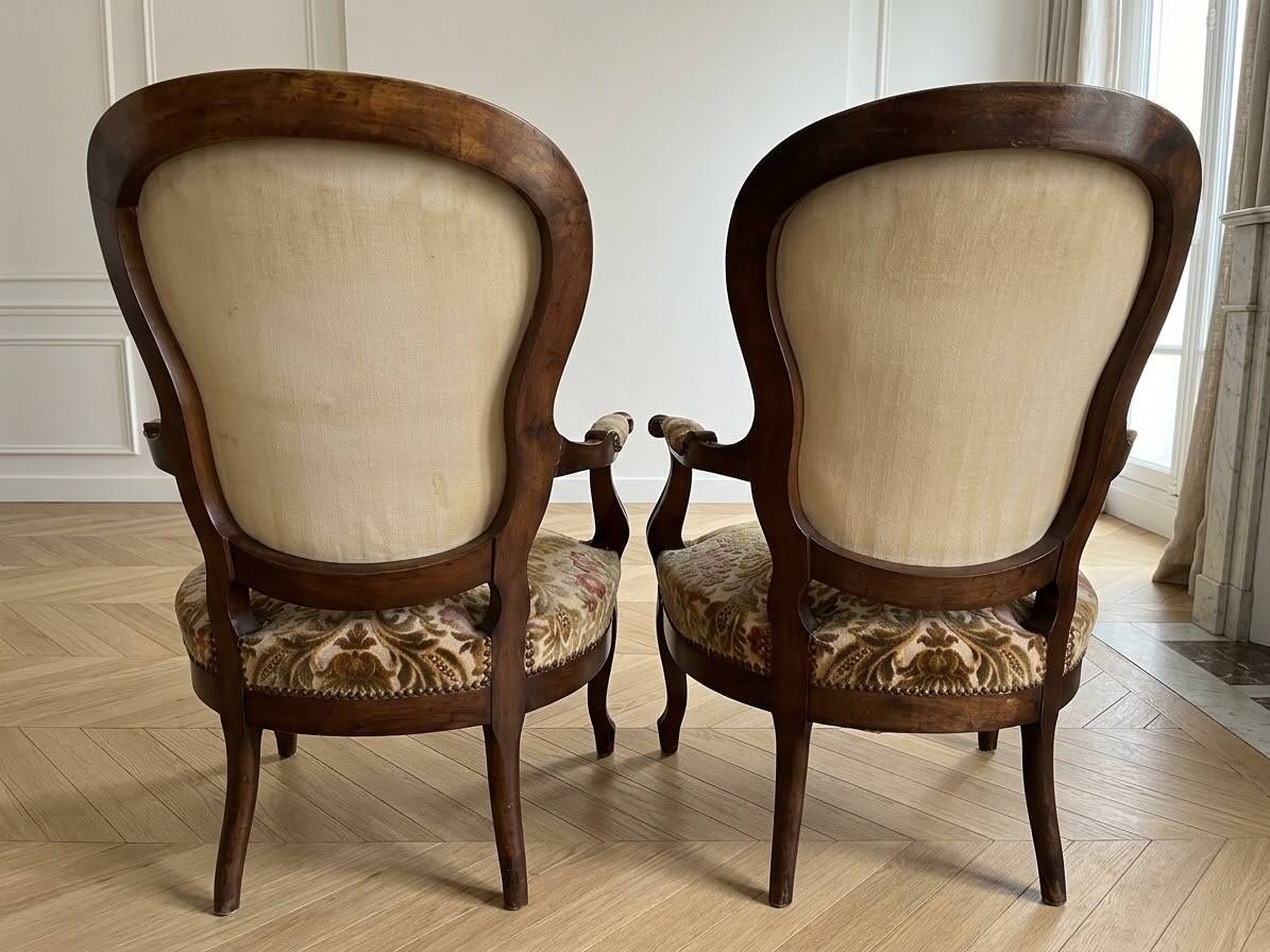 Pair of Louis XV armchairs in wood and floral fabric.