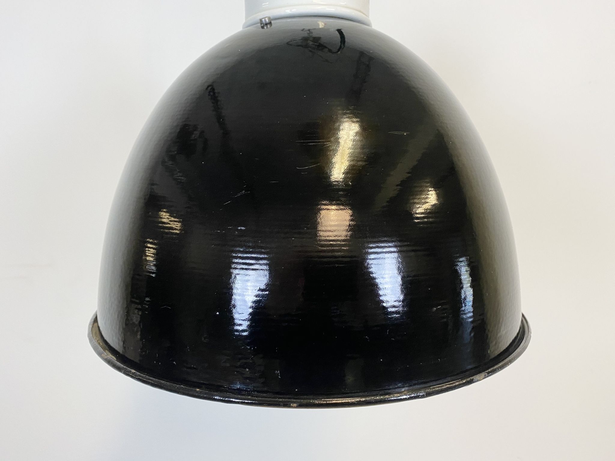 Suspension industrielle en émail noir avec dessus en porcelaine, années 50
