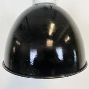 Suspension industrielle en émail noir avec dessus en porcelaine, années 50