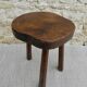 Tabouret tripode en bois brut