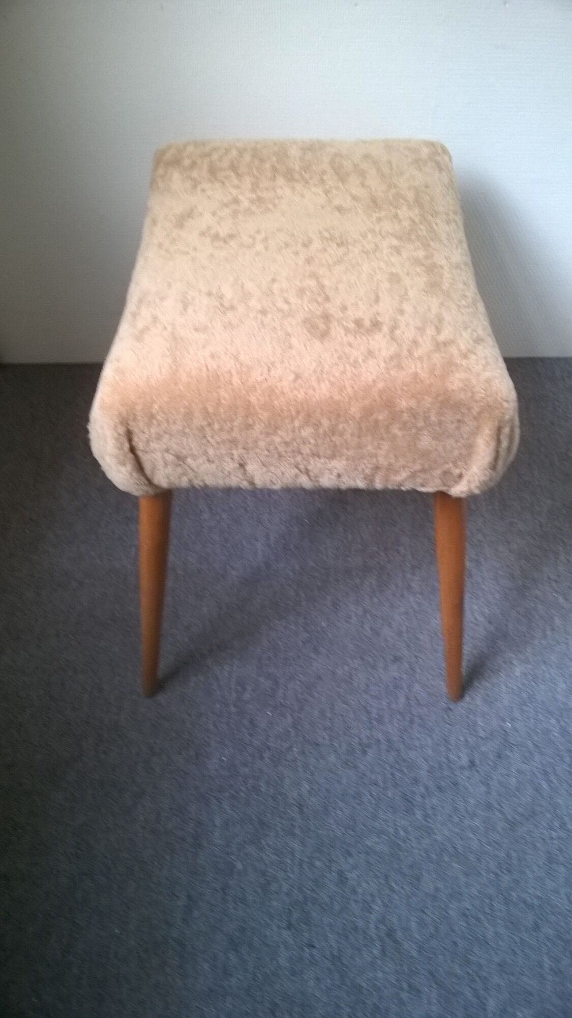 Tabouret ottoman scandinave en hêtre et peau de mouton