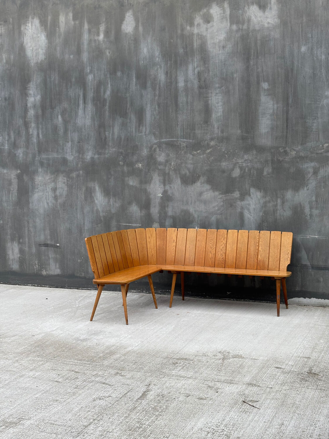 Brutalist corner bench in oak – European design, 1960s/70s