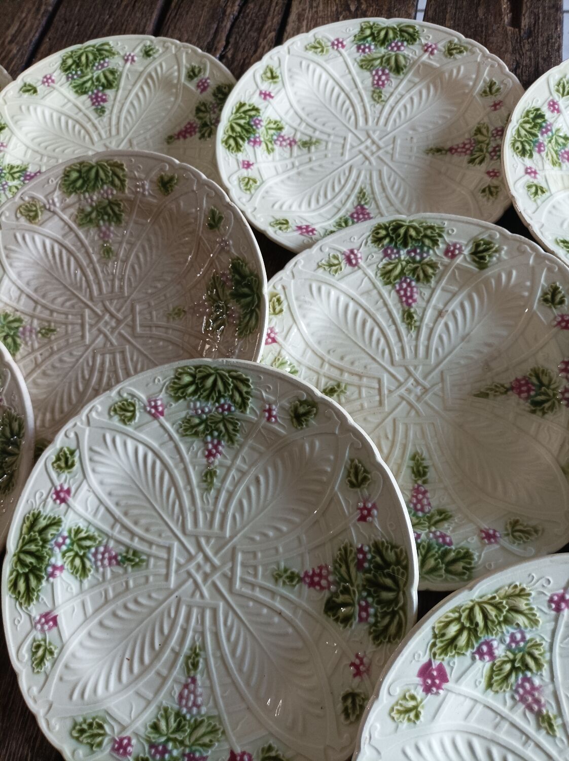 11 dessert plates in slip decorated with grapes Les salins