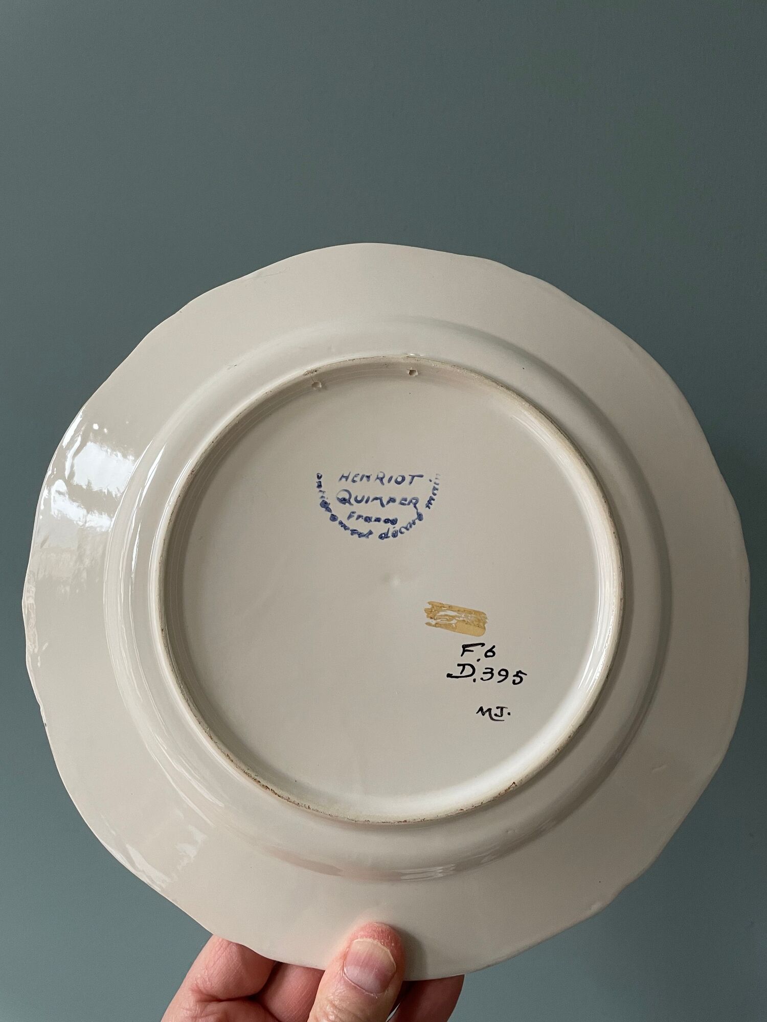 Set of 2 decorative plates Henriot Quimper France decorated by hand