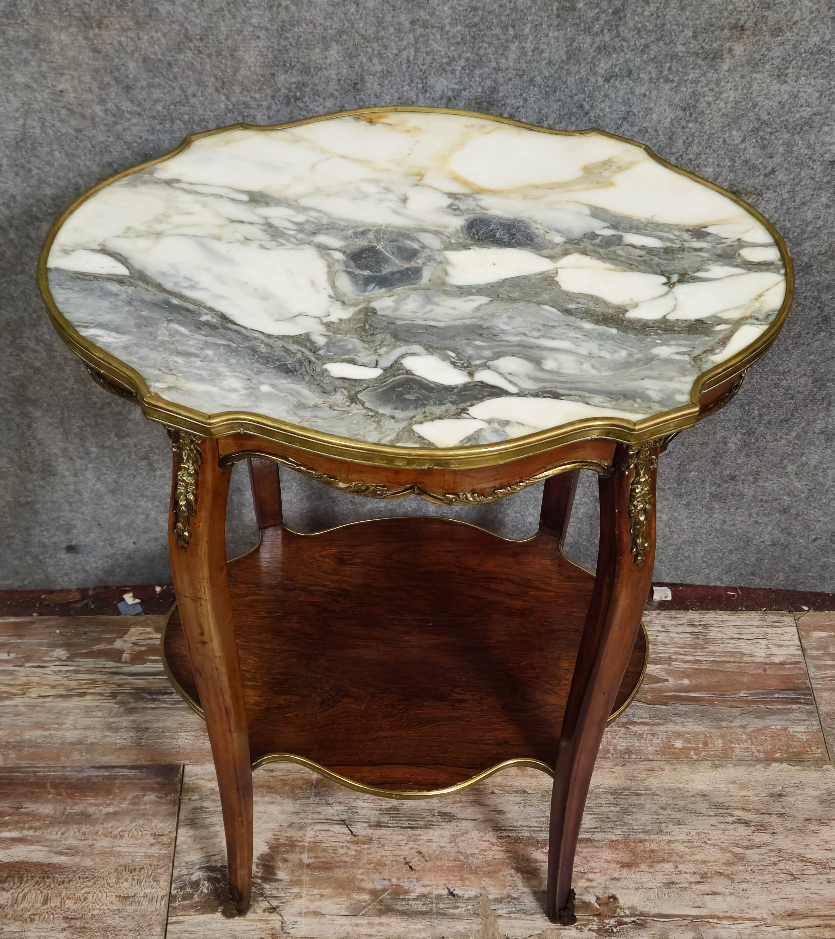 Display table - Louis XV style side table, finely crafted in mahogany.