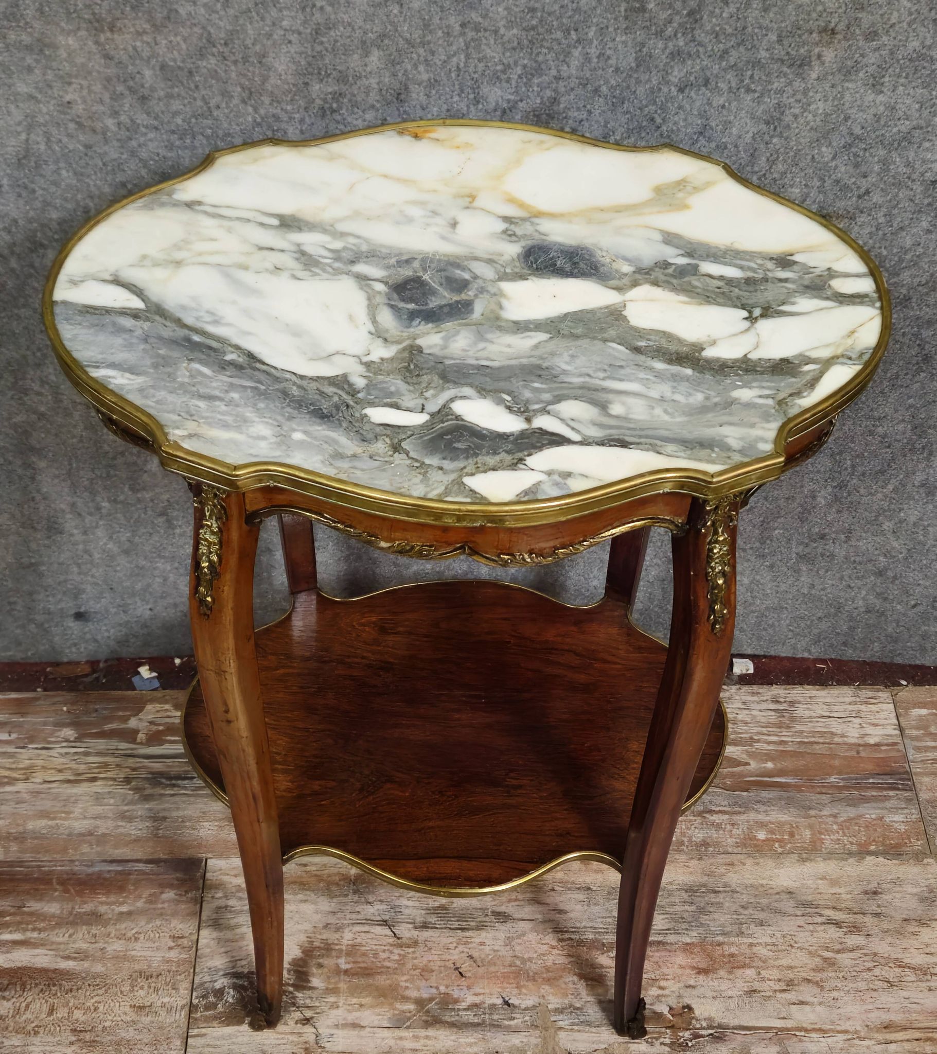 Table d'apparat - guéridon de style Louis XV, en acajou finement travaillé