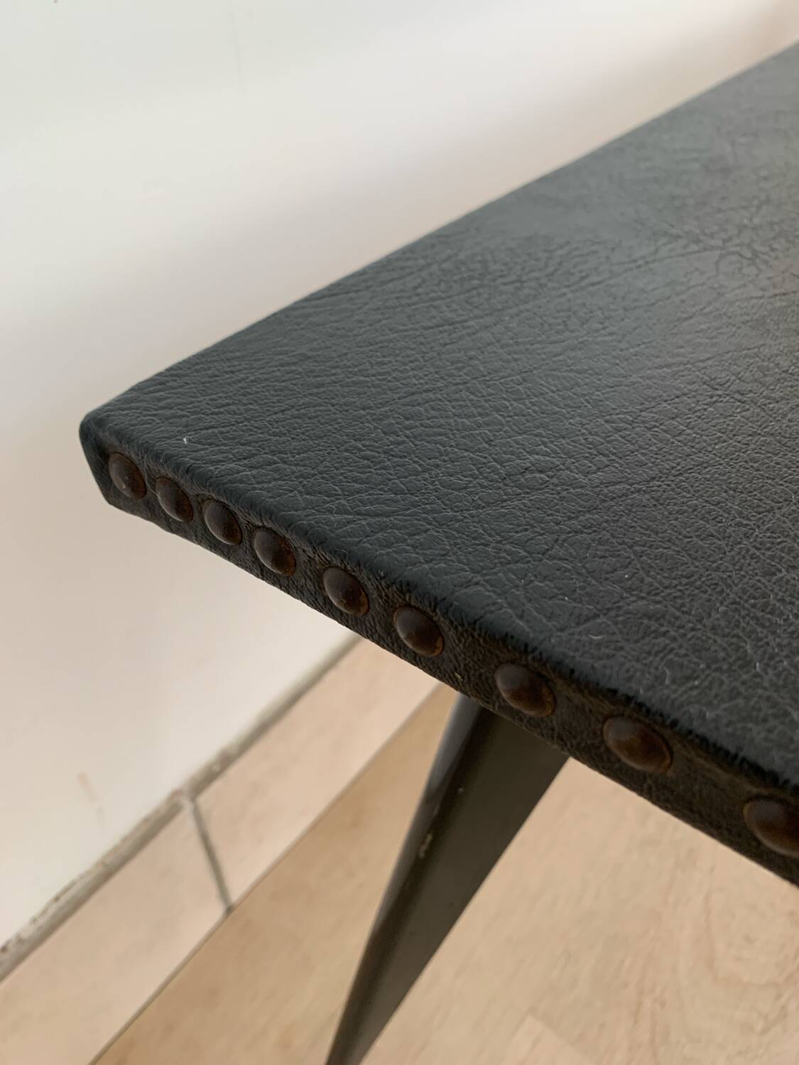 Table basse vintage métal et skai noir