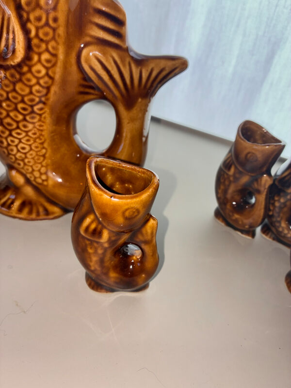 Service à liqueur ''Famille Carpe'' vintage en céramique ambrée – 7 pièc