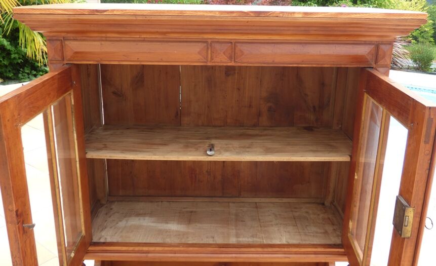 Meuble vitrine atypique en bois massif merisier de deux portes