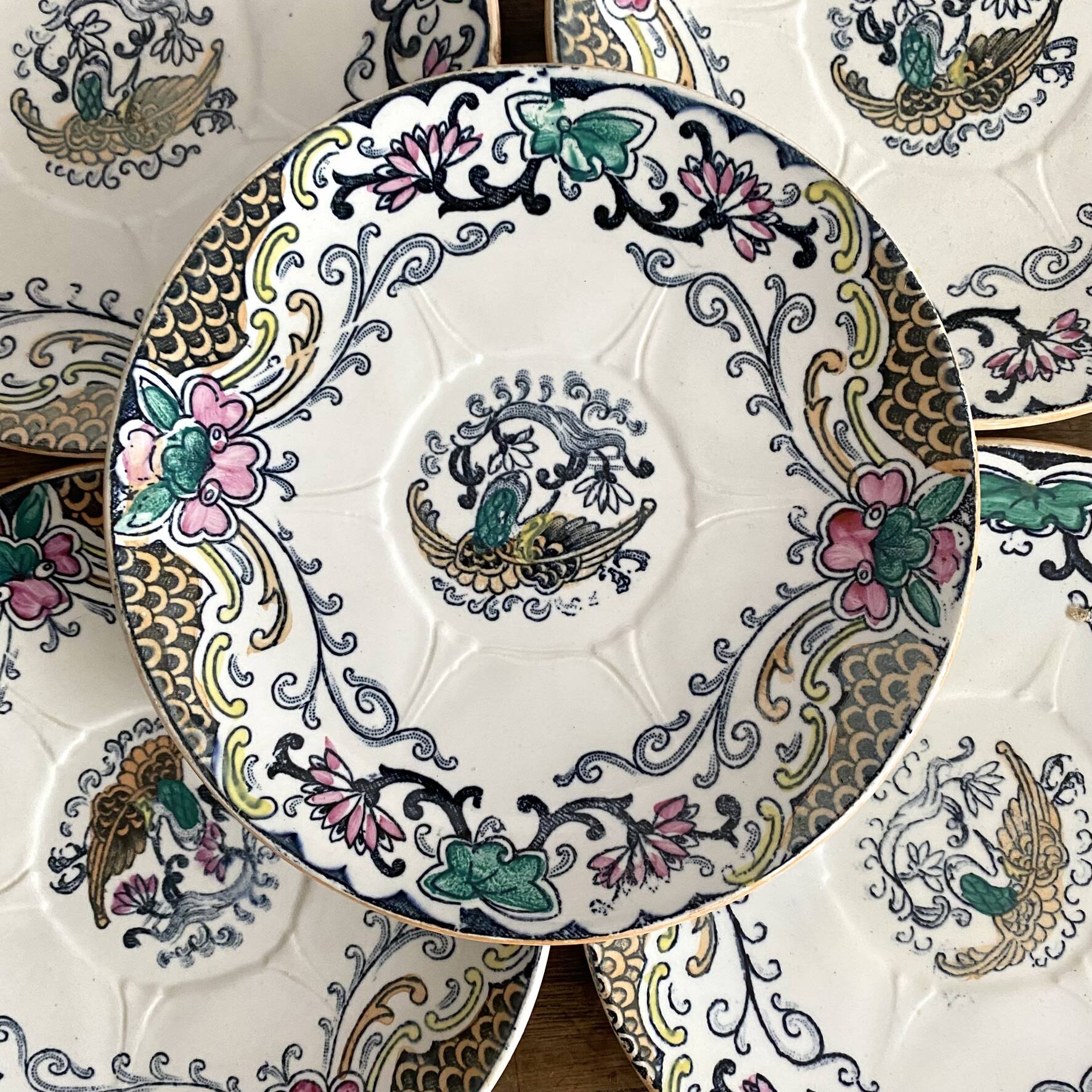 Assiettes en terre de fer polychrome Longwy modèle "chinois"