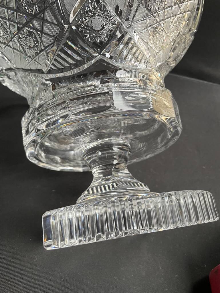 Large bowl on foot – Cut crystal - 20th century