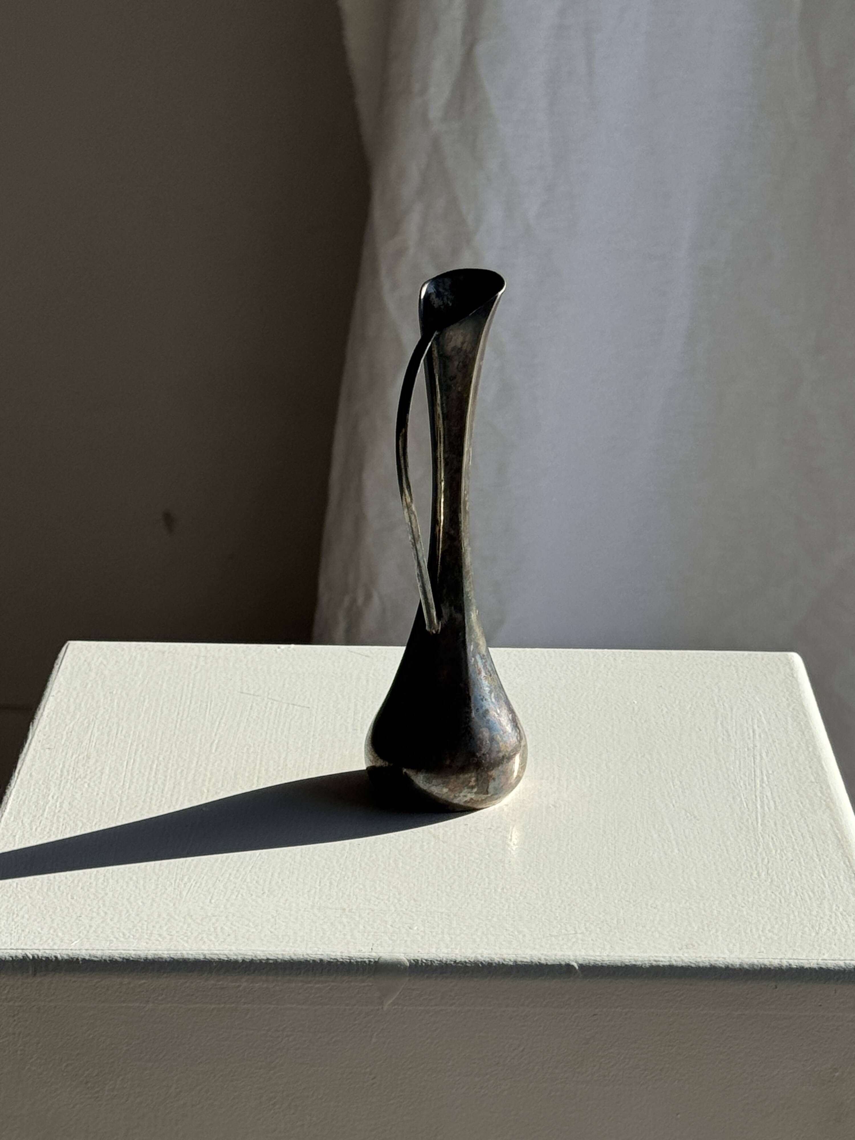 Vintage silver-plated soliflore vase with a dark patina in the shape of a ewer.