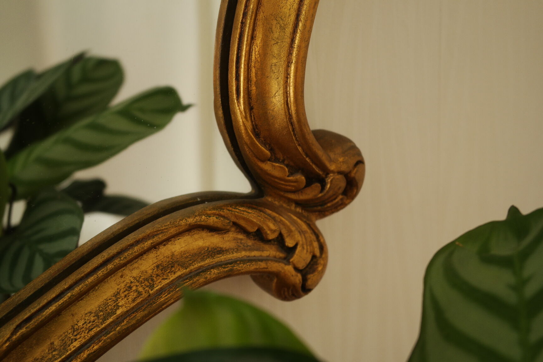 Miroir rocaille style Louis XV artisanal en bois doré XXème 80X65