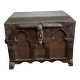 Coffre ancien gothique XVIIIème en bois sculpté et cuir