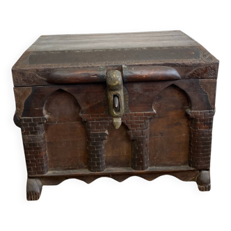 Coffre ancien gothique XVIIIème en bois sculpté et cuir