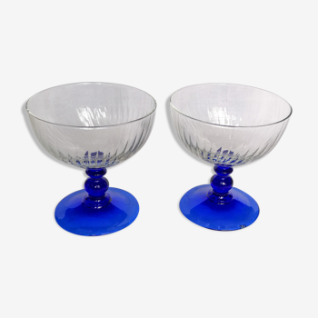 Lot of 2 cups on foot