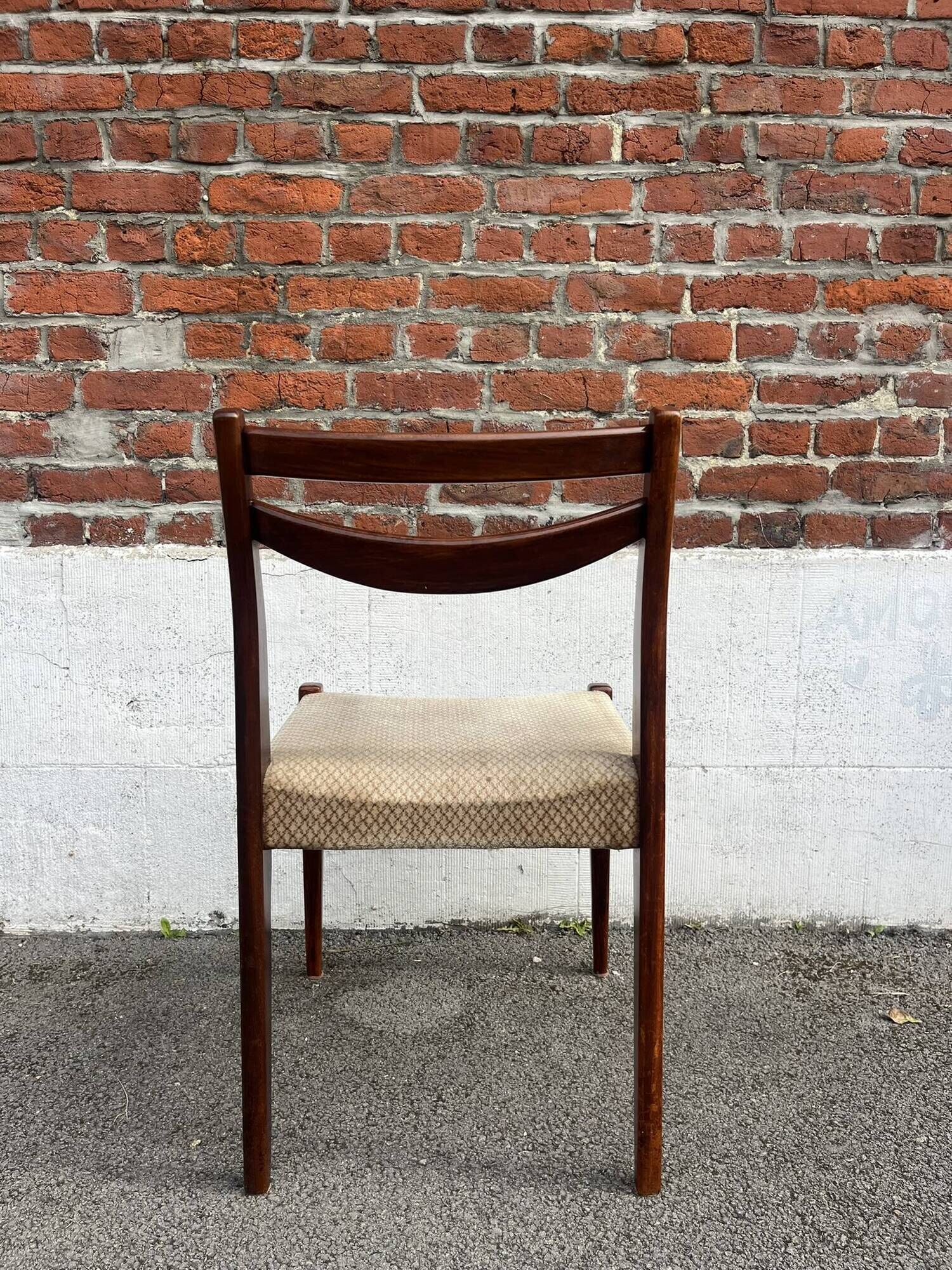 Lot of 4 vintage Scandinavian chairs in wood and golden fabric.