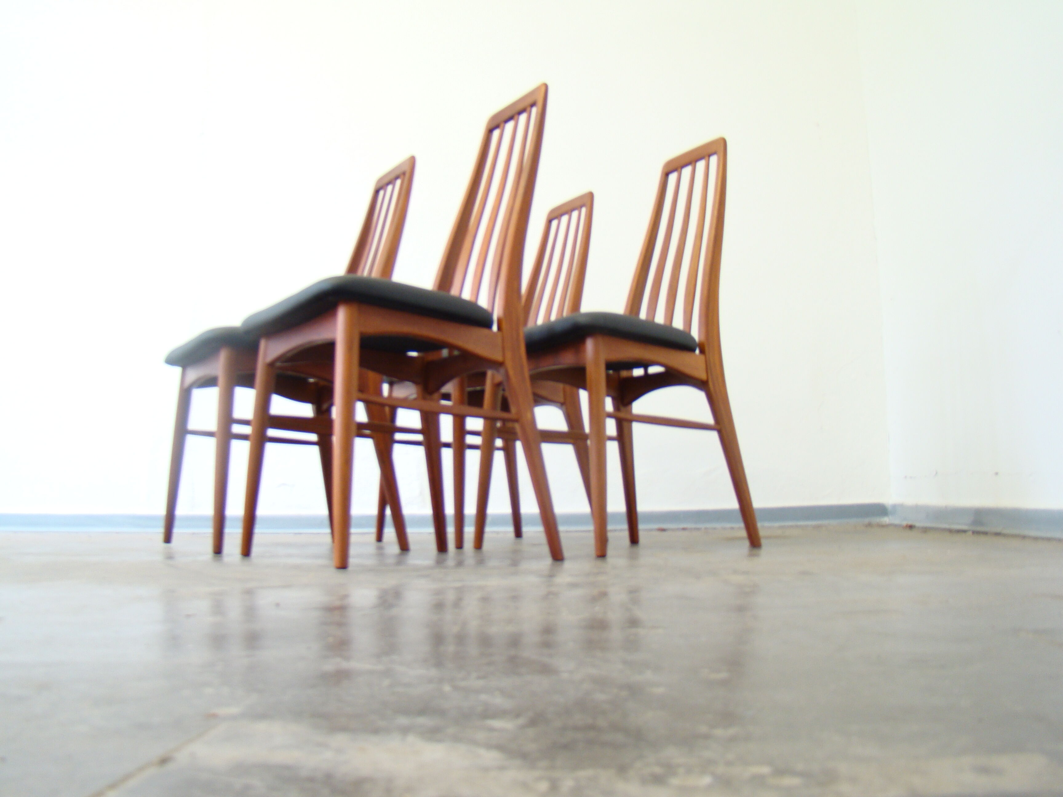 Suite de 4 chaises en teck par Niels Koefoed modèle Eva
