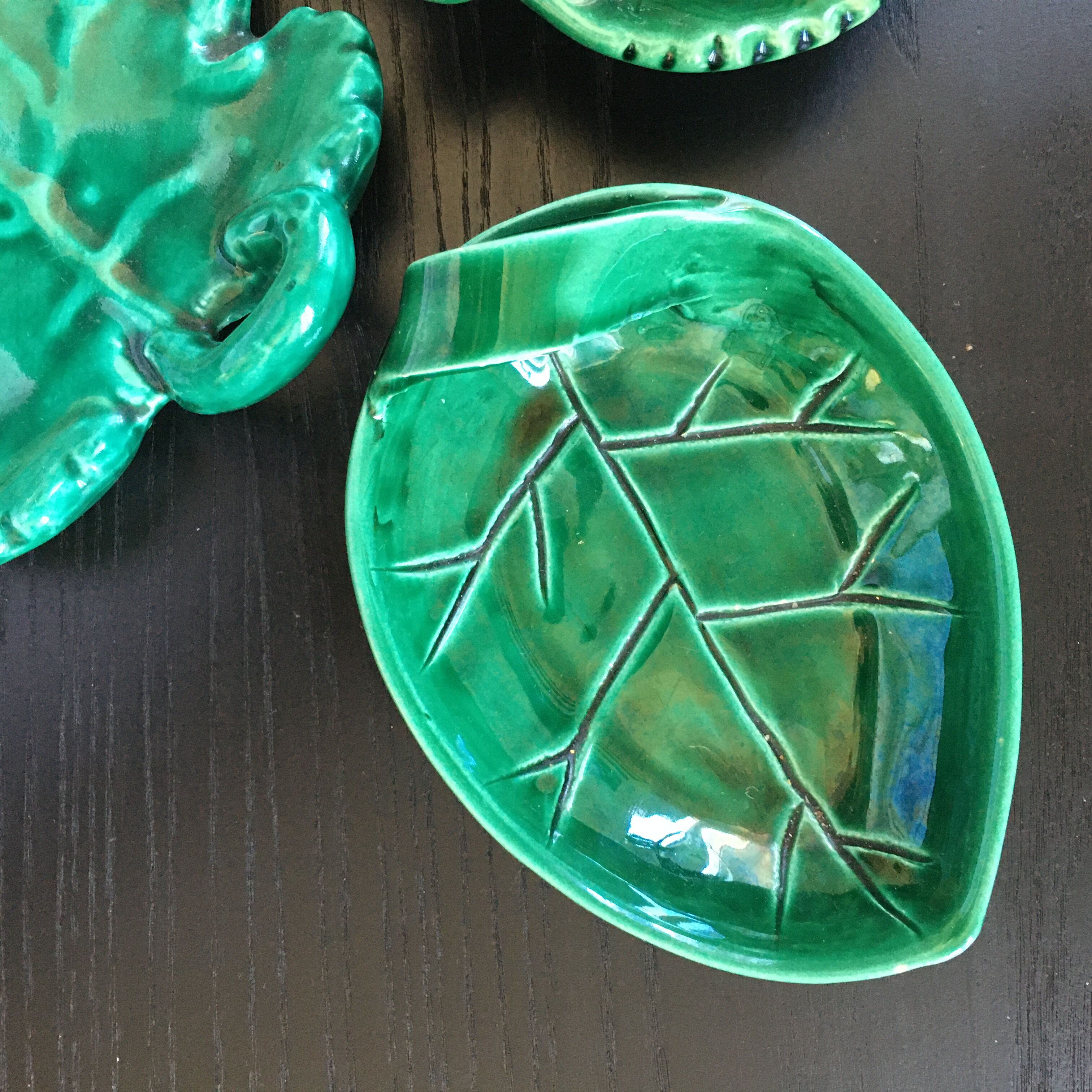 Collection of 3 leaf-shaped trays.