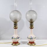 Paire de lampes à pétrole en porcelaine électrifiées, fin XIXème