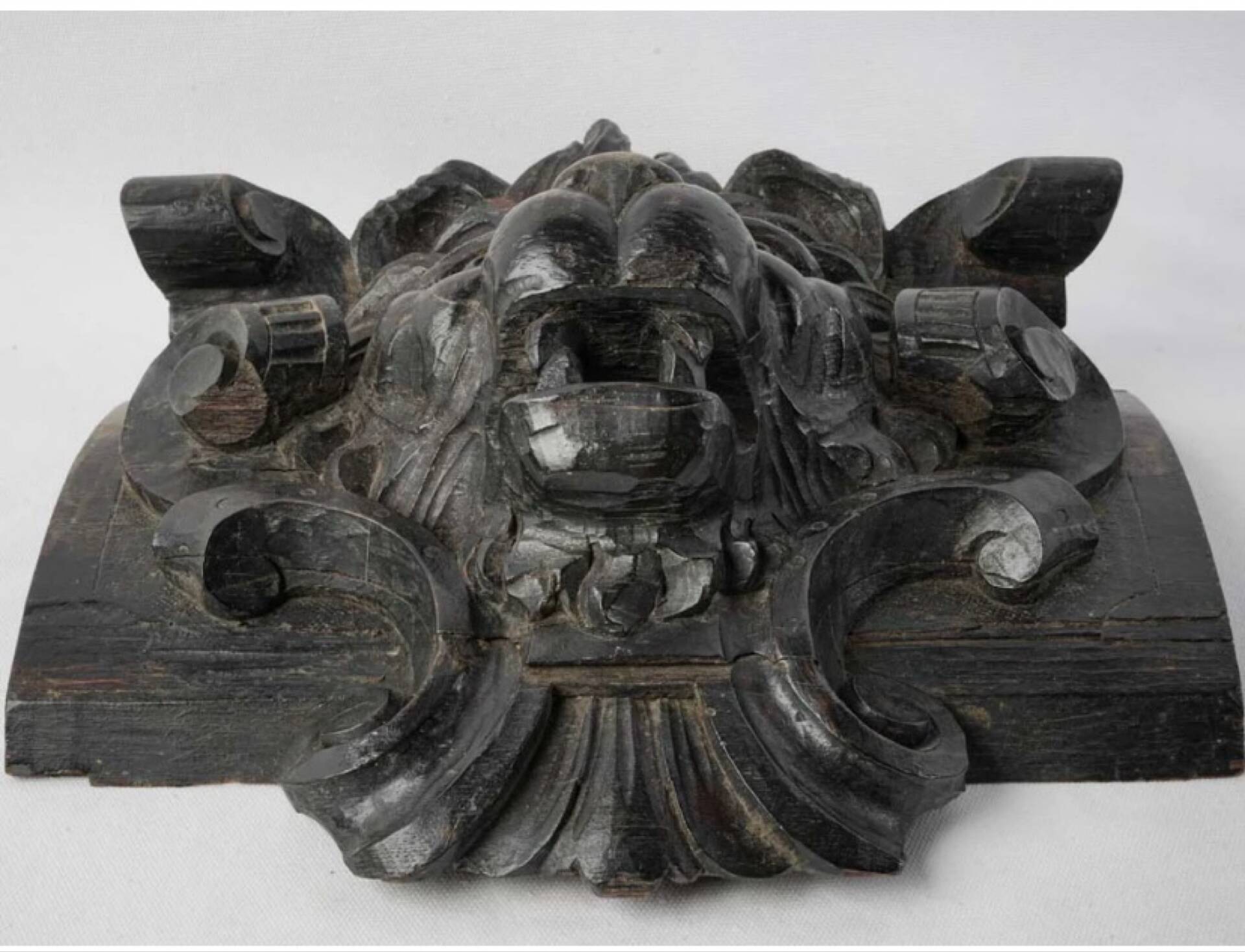 Sculpture de tête de lion en bois teinté