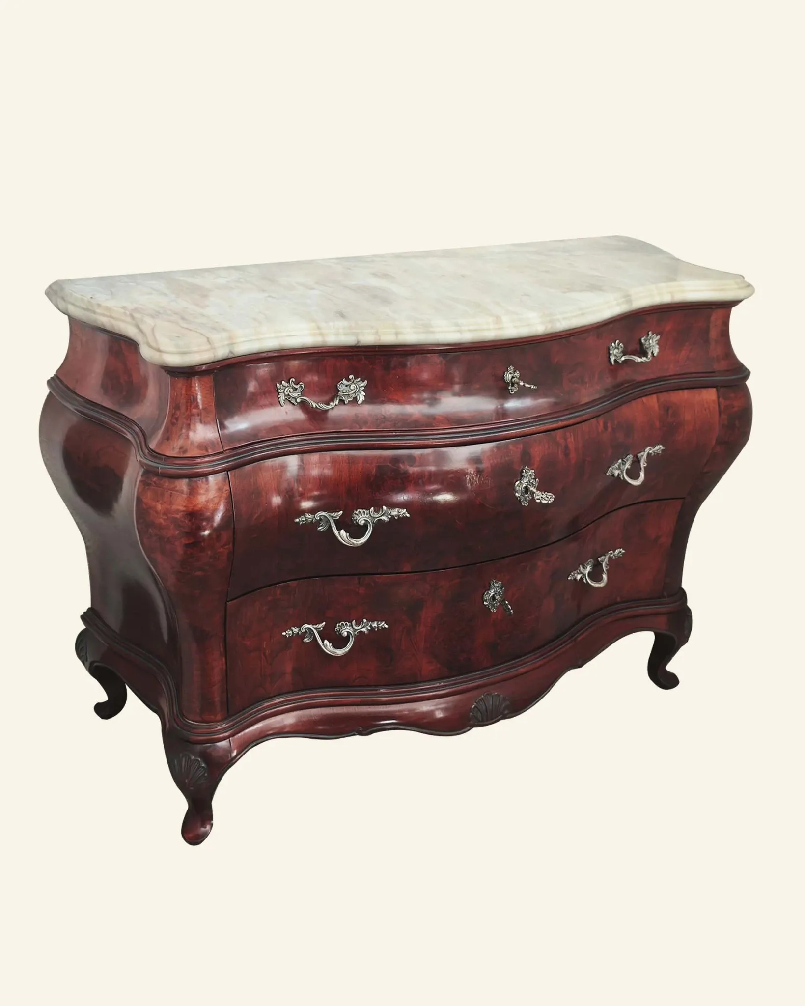 Commode galbée de style Louis XV en ronce d'acajou, dessus de marbre