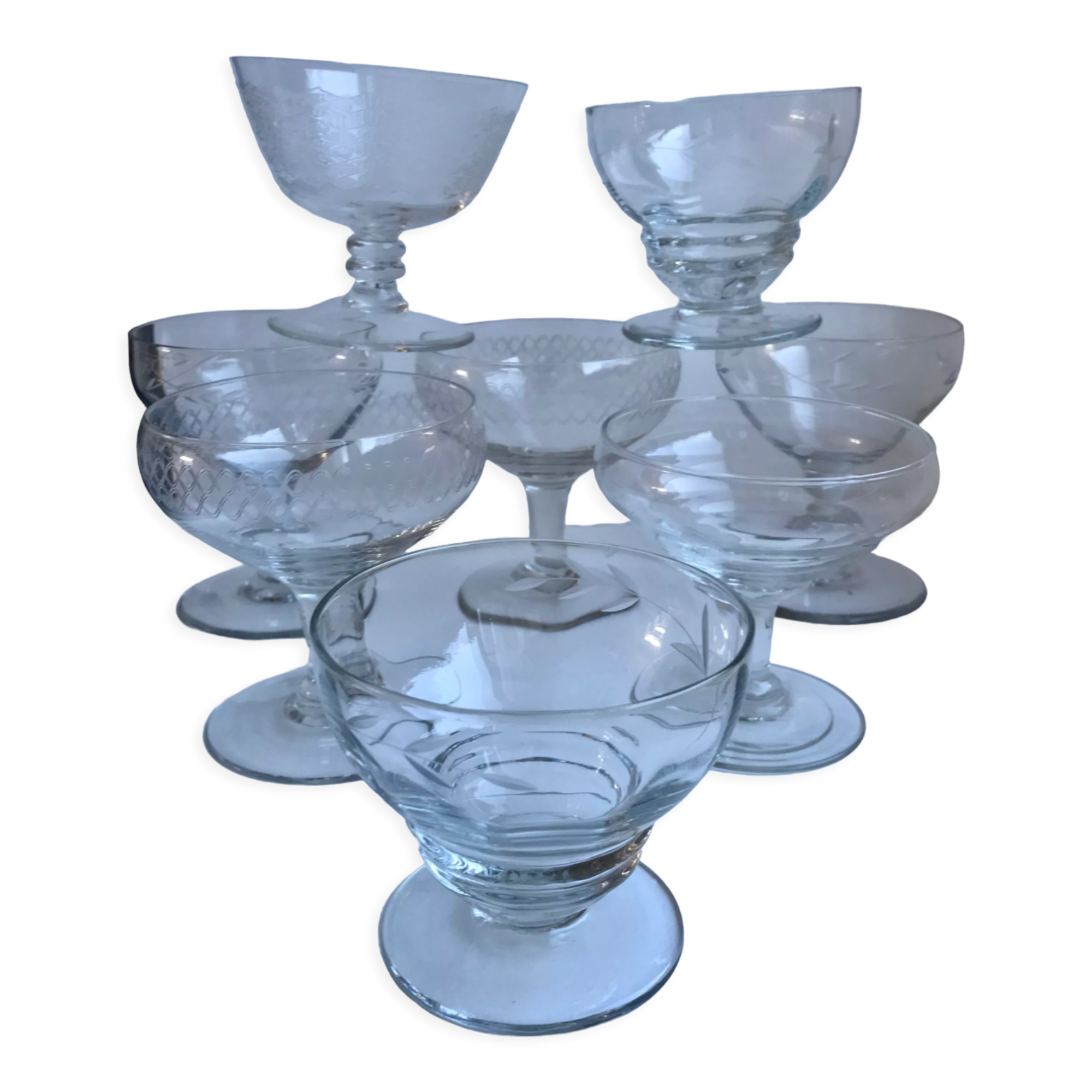 Set of 8 champagne glasses in crystal engraved 50s