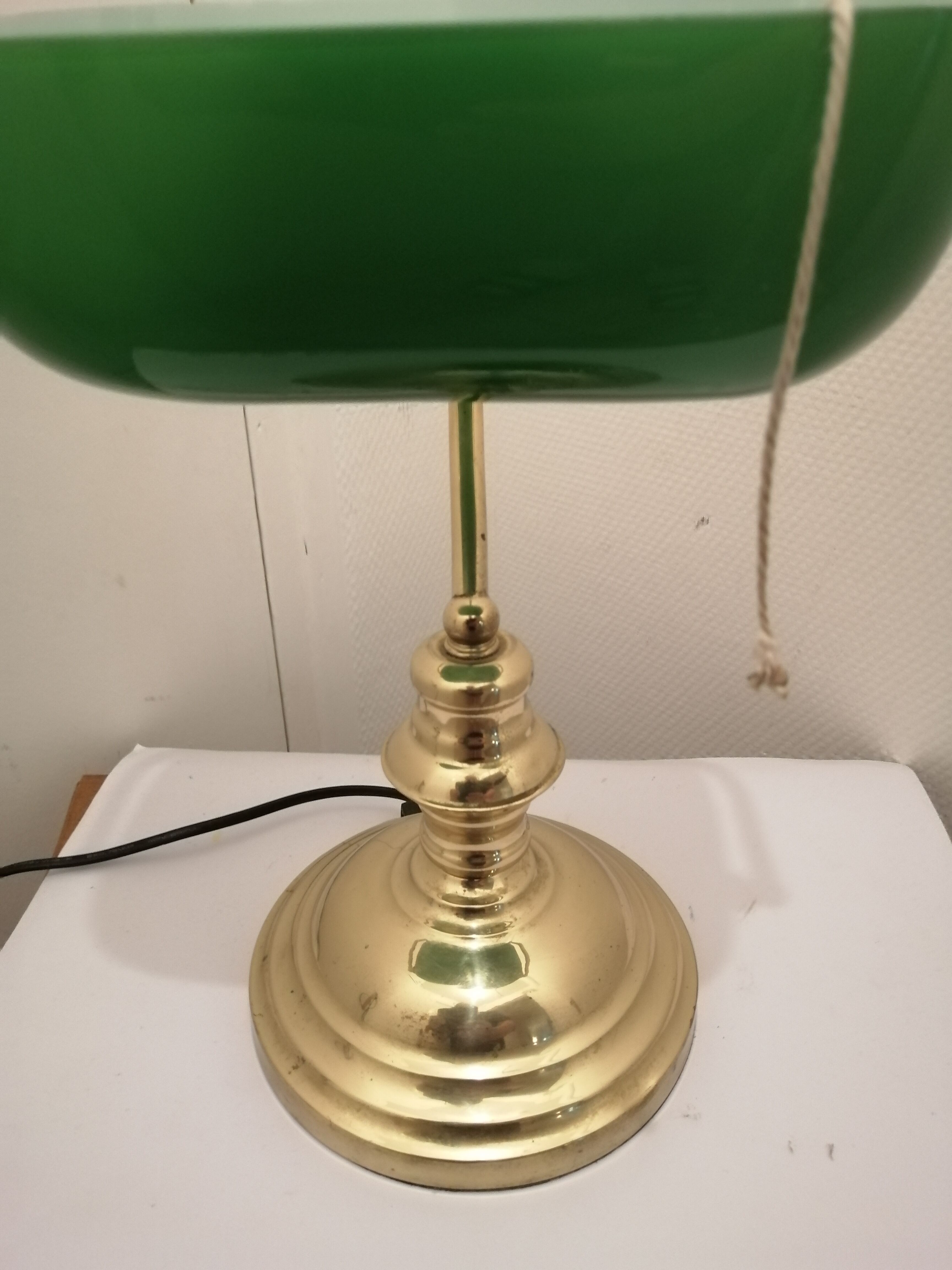 lampe de bureau en métal doré  avec verre en opaline orientable