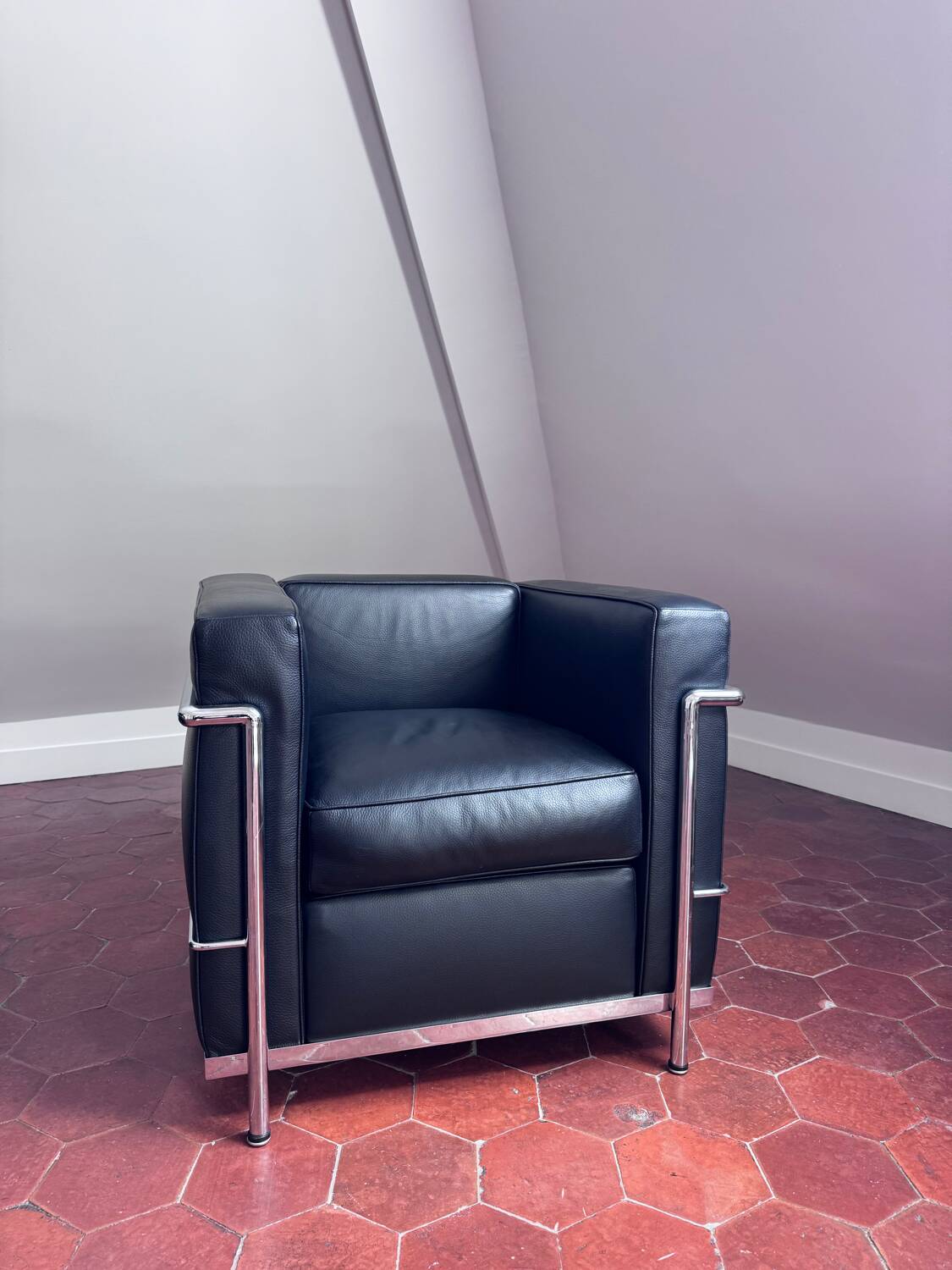 Black leather designer armchair – an elegant piece