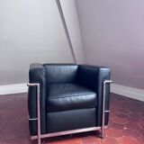 Black leather designer armchair – an elegant piece
