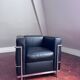 Fauteuil design en cuir noir – pièce élégante