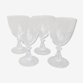 Wine glasses with chiseled foot