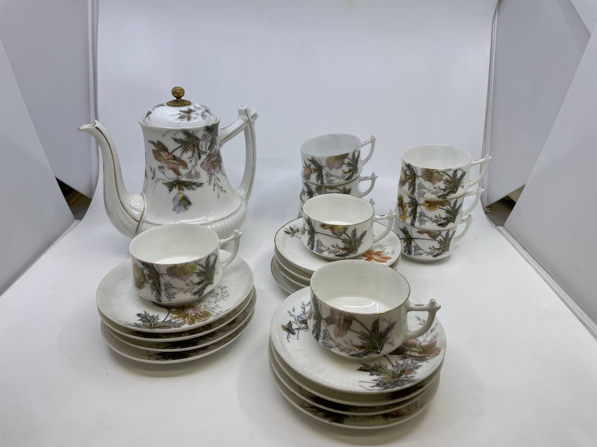 Porcelain coffee service decorated with flowers, The Great Stores of the Louvre