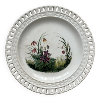 Assiette ajourée en faïence fine, opaque de Lunéville, peinture de fleurs datée de 1886