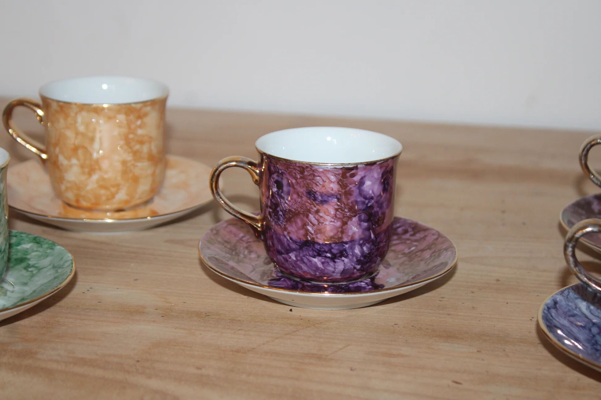 Set of 5 marbled porcelain coffee cups and saucers, hand-painted, with a gold rim.