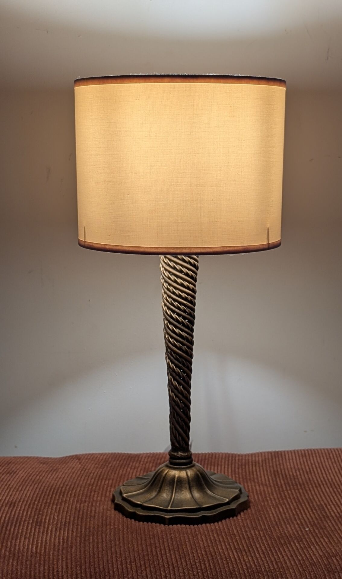 Lampe en laiton torsadé