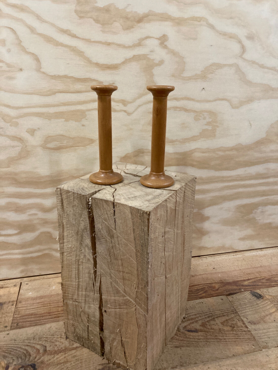Paire de bougeoirs scandinaves en bois